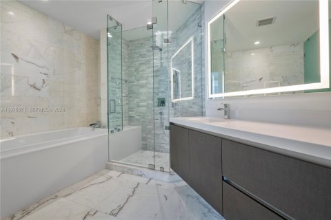 Condo in Miami, Florida, 2 bedrooms  № 2040981 - photo 13
