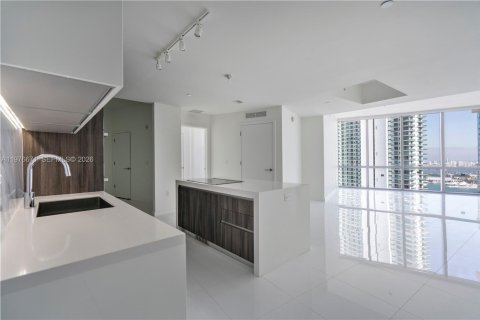 Condo in Miami, Florida, 2 bedrooms  № 2040981 - photo 2