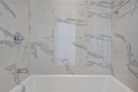 Condo in Miami, Florida, 2 bedrooms  № 2040981 - photo 14