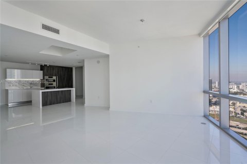 Condo in Miami, Florida, 2 bedrooms  № 2040981 - photo 3