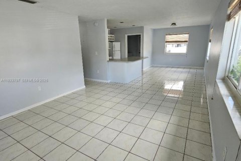 Casa en alquiler en Cutler Bay, Florida, 3 dormitorios, 205.22 m2 № 1992112 - foto 5