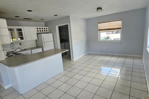 Casa en alquiler en Cutler Bay, Florida, 3 dormitorios, 205.22 m2 № 1992112 - foto 3