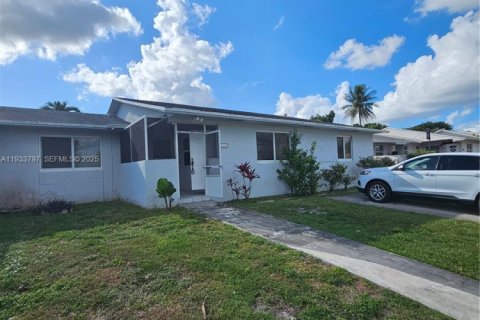 Casa en alquiler en Cutler Bay, Florida, 3 dormitorios, 205.22 m2 № 1992112 - foto 1