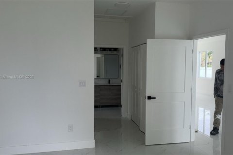 House in Hallandale Beach, Florida 3 bedrooms, 144.93 sq.m. № 1845938 - photo 8