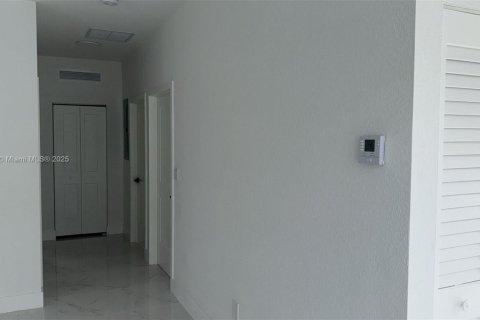 House in Hallandale Beach, Florida 3 bedrooms, 144.93 sq.m. № 1845938 - photo 4