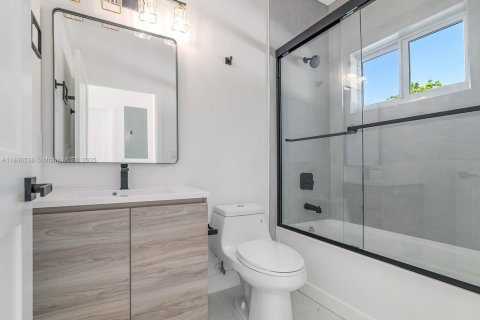 House in Hallandale Beach, Florida 3 bedrooms, 144.93 sq.m. № 1845938 - photo 18