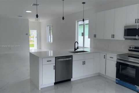 House in Hallandale Beach, Florida 3 bedrooms, 144.93 sq.m. № 1845938 - photo 5