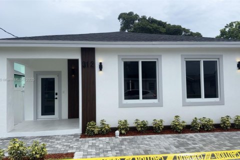 House in Hallandale Beach, Florida 3 bedrooms, 144.93 sq.m. № 1845938 - photo 1
