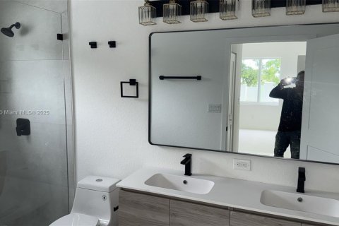 House in Hallandale Beach, Florida 3 bedrooms, 144.93 sq.m. № 1845938 - photo 6