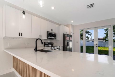 House in Hallandale Beach, Florida 3 bedrooms, 144.93 sq.m. № 1845938 - photo 17