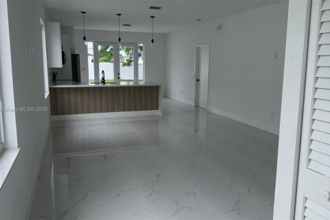 House in Hallandale Beach, Florida 3 bedrooms, 144.93 sq.m. № 1845938 - photo 3