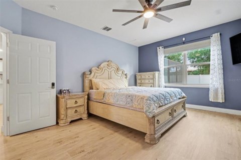 House in Winter Garden, Florida 6 bedrooms, 437.01 sq.m. № 2099045 - photo 17