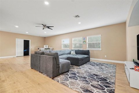 House in Winter Garden, Florida 6 bedrooms, 437.01 sq.m. № 2099045 - photo 13