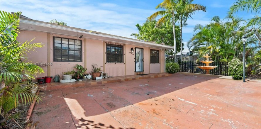 Дом в Майами, Флорида 3 спальни, 94.3м2 № 1950250