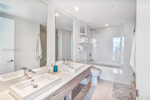 Condominio en alquiler en Miami, Florida, 3 dormitorios, 125.05 m2 № 2047787 - foto 10
