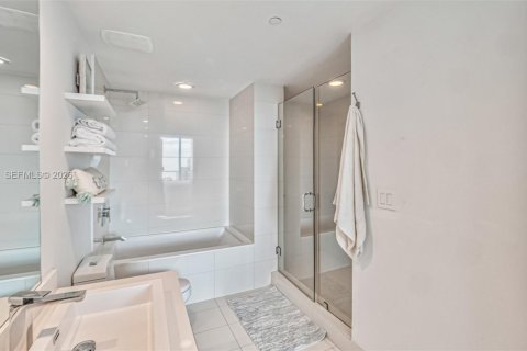 Condominio en alquiler en Miami, Florida, 3 dormitorios, 125.05 m2 № 2047787 - foto 14
