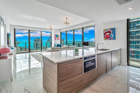 Condominio en Miami, Florida, 3 dormitorios  № 2047787