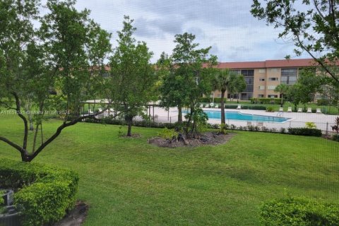 Condominio en venta en Pembroke Pines, Florida, 1 dormitorio, 98.1 m2 № 1957823 - foto 15
