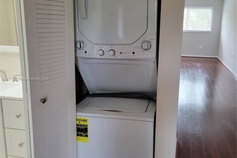 Condominio en venta en Pembroke Pines, Florida, 1 dormitorio, 98.1 m2 № 1957823 - foto 8