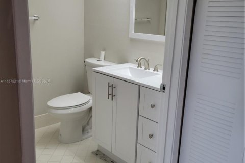 Condominio en venta en Pembroke Pines, Florida, 1 dormitorio, 98.1 m2 № 1957823 - foto 7