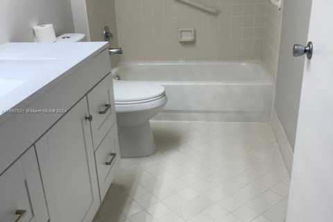 Condominio en venta en Pembroke Pines, Florida, 1 dormitorio, 98.1 m2 № 1957823 - foto 11