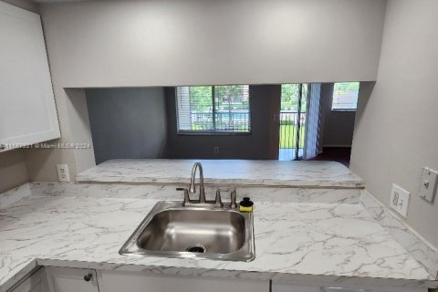 Condominio en venta en Pembroke Pines, Florida, 1 dormitorio, 98.1 m2 № 1957823 - foto 6