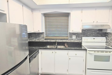 Снять в аренду кондоминиум в Уэст-Палм-Бич, Флорида 3 комнаты, 65.03м2, № 2261309 - фото 2
