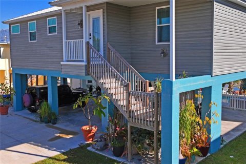 House in Hernando Beach, Florida 3 bedrooms, 114.73 sq.m. № 2125539
