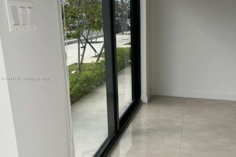 Снять в аренду таунхаус в Хомстед, Флорида 3 спальни, 129.88м2, № 2003888 - фото 2