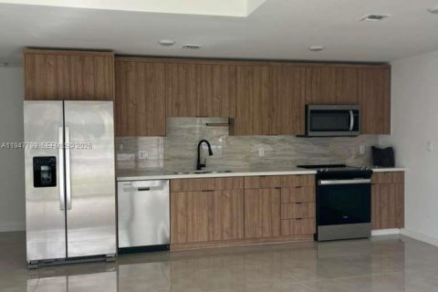 Снять в аренду таунхаус в Хомстед, Флорида 3 спальни, 129.88м2, № 2003888 - фото 3