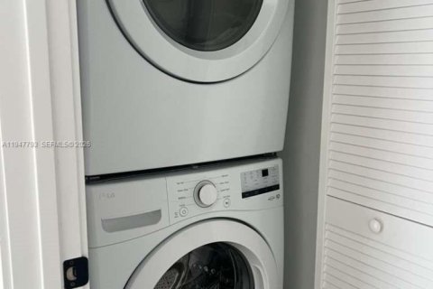 Снять в аренду таунхаус в Хомстед, Флорида 3 спальни, 129.88м2, № 2003888 - фото 13