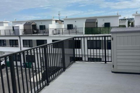 Снять в аренду таунхаус в Хомстед, Флорида 3 спальни, 129.88м2, № 2003888 - фото 12