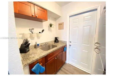 House in Miami, Florida 1 bedroom, 55.74 sq.m. № 2089574 - photo 2