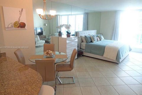 Condominio en alquiler en Miami Beach, Florida, 55.74 m2 № 1714897 - foto 17