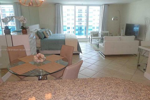 Condominio en alquiler en Miami Beach, Florida, 55.74 m2 № 1714897 - foto 16