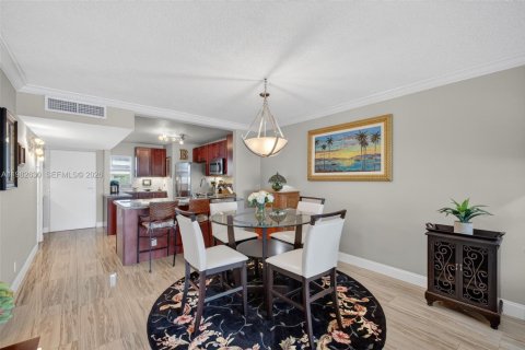 Condominio en venta en Hallandale Beach, Florida, 2 dormitorios, 104.52 m2 № 2047685 - foto 15