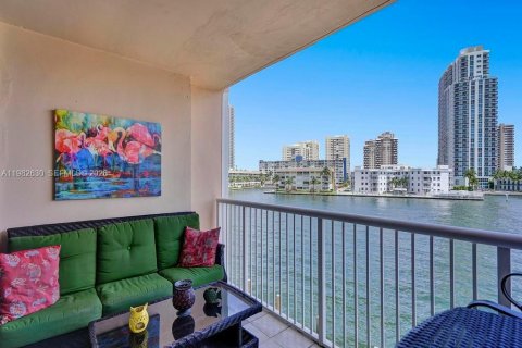 Condominio en Hallandale Beach, Florida, 2 dormitorios  № 2047685