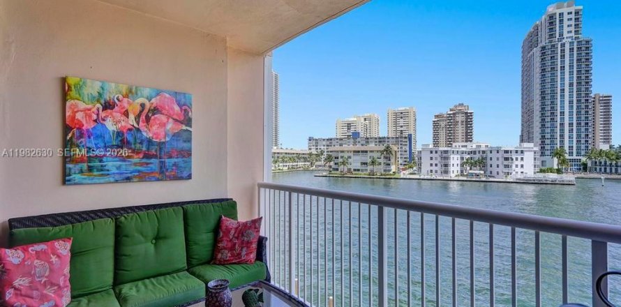 Condominio en Hallandale Beach, Florida, 2 dormitorios  № 2047685