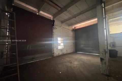 Propiedad comercial en venta en Miami, Florida № 2158289 - foto 11