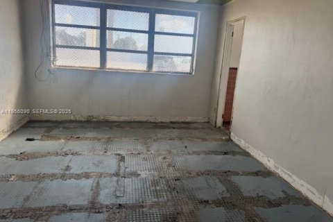 Propiedad comercial en venta en Miami, Florida № 2158289 - foto 7