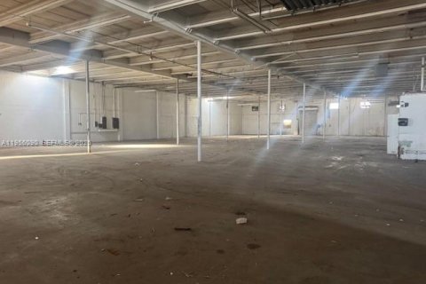 Propiedad comercial en venta en Miami, Florida № 2158289 - foto 10