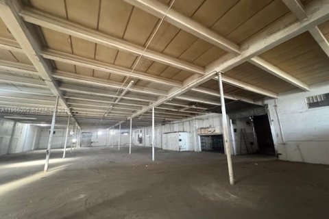 Propiedad comercial en venta en Miami, Florida № 2158289 - foto 9
