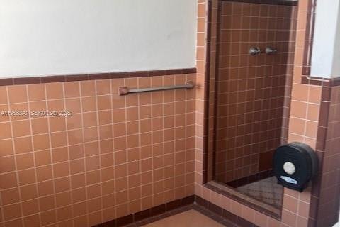 Propiedad comercial en venta en Miami, Florida № 2158289 - foto 8