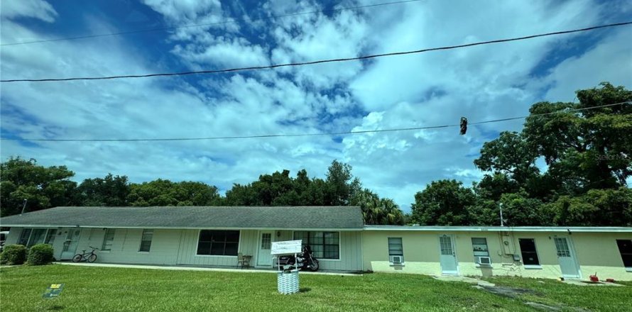 Propiedad comercial en Umatilla, Florida 7 dormitorios, 326.27 m2 № 2348339