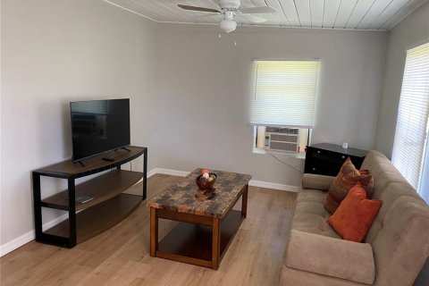Propiedad comercial en venta en Umatilla, Florida, 7 dormitorios, 326.27 m2 № 2348339 - foto 2