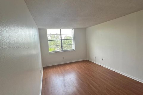Copropriété à louer à Miami, Floride: 2 chambres, 109.16 m2 № 2038125 - photo 11
