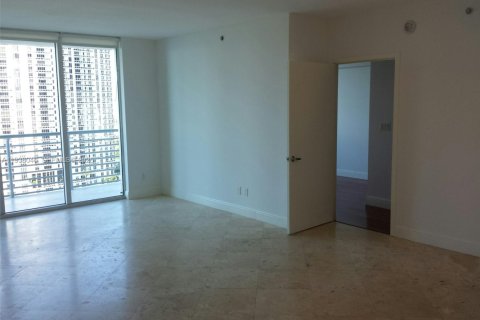 Снять в аренду кондоминиум в Майами, Флорида 2 спальни, 113.99м2, № 1995807 - фото 3