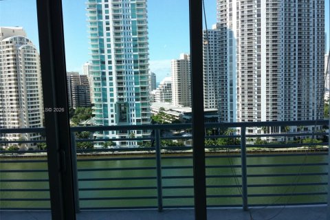 Кондоминиум с 2 спальнями в Майами, Флорида № 1995807