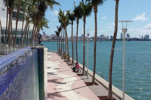 Снять в аренду кондоминиум в Майами, Флорида 2 спальни, 113.99м2, № 1995807 - фото 25