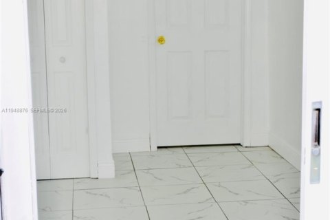 House in Fort Lauderdale, Florida 2 bedrooms, 195.56 sq.m. № 2061741 - photo 19